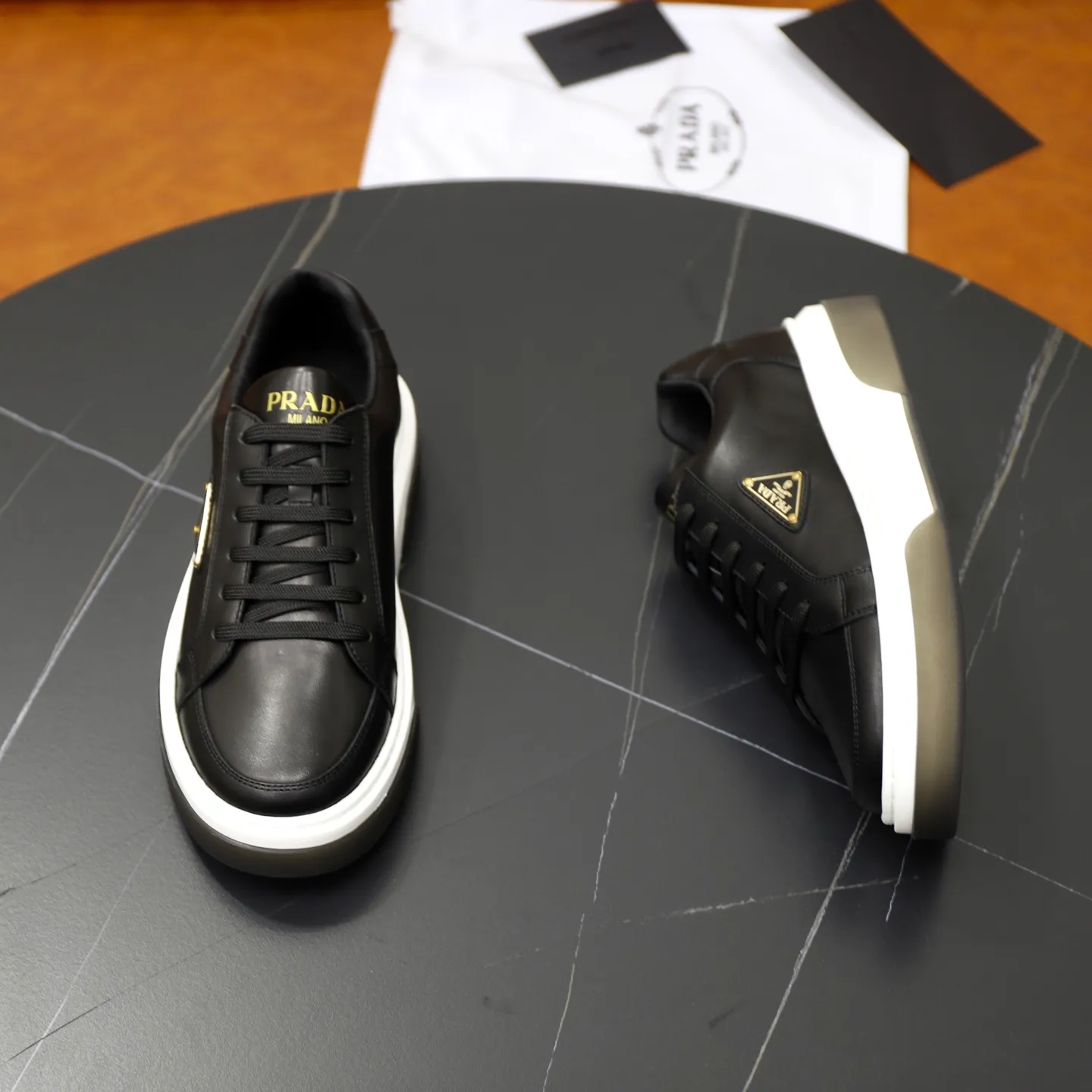 Factory price: 720💰Top original order Brand: PRADA (Prada) Standard code: Men's size 38/44 (45 can be customized) Grade: Same as the official website Material: Original cowhide stitching imported cowhide lining Original combination two-color wear-resistant soft outsole Style category: Leisure and sports version Young fashion European and American trend British style Color: Actual picture color